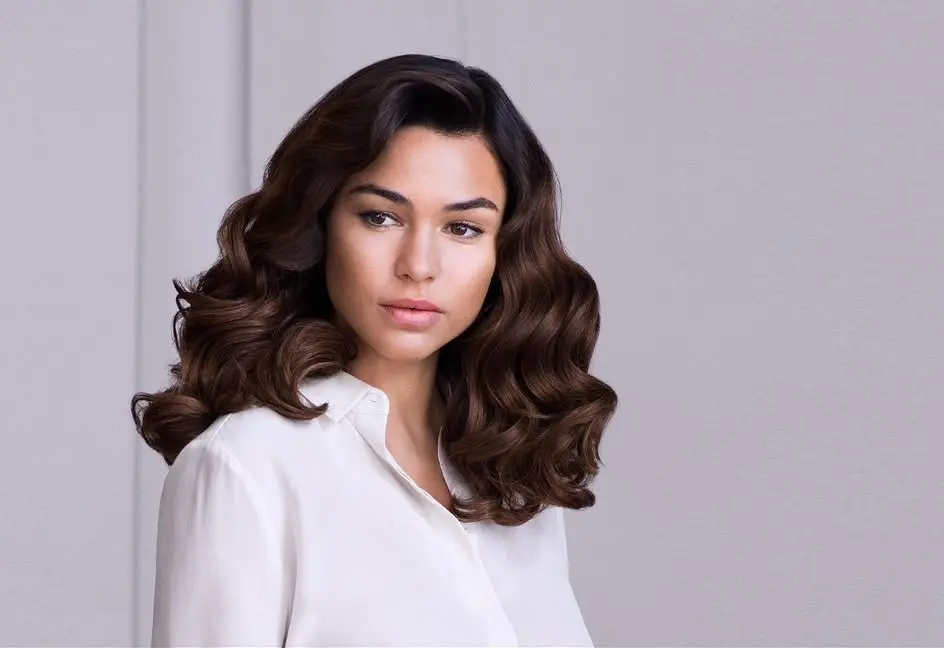 Haarverlängerung in Dunkelbraun mit Locken