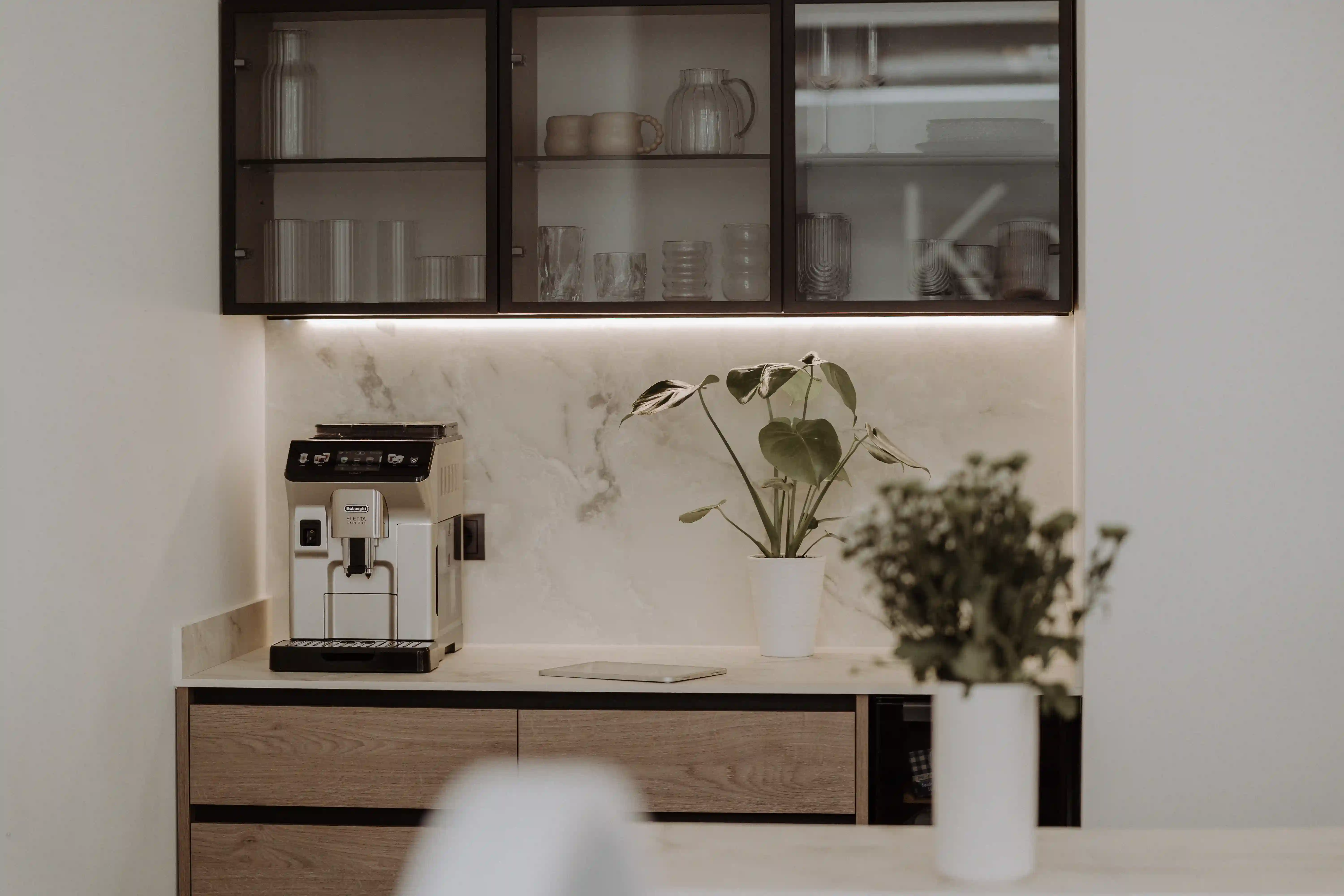 Loungebereich mit Kaffeestation bei K&O Esthetic
