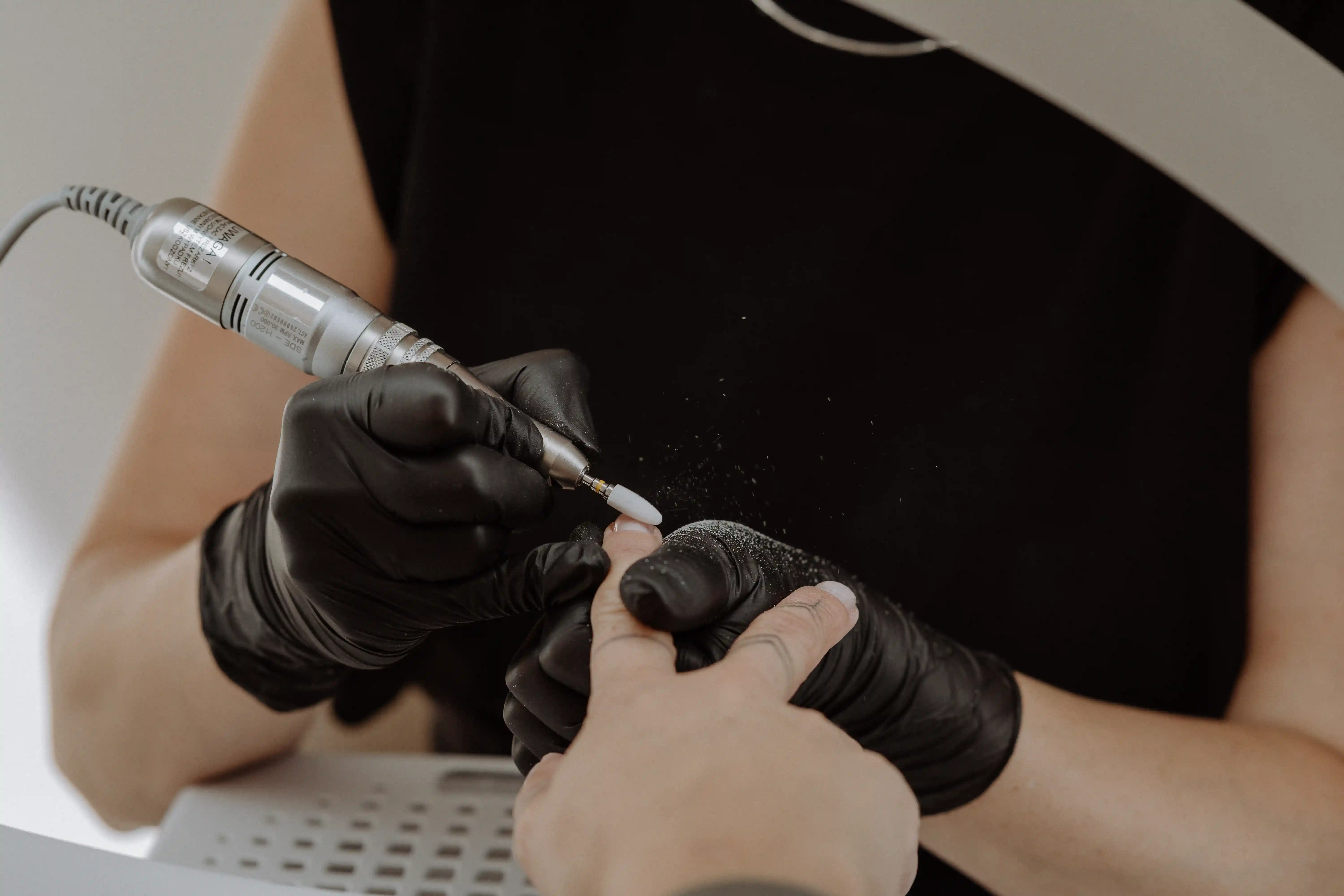 Nagelmodellage mit elektrischem Fräser bei K&O Esthetic